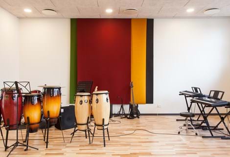 fraster, filt, felt cover, rumafskærmning, roomdivider, akustik, uld filt, inspiration, design, indretning, afskærmning, filtgardin, anne trolles skole